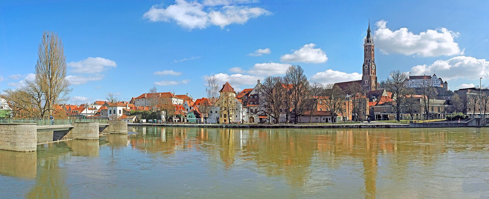 Panorama von Landshut mit Martinskirche und Burg Trausnitz