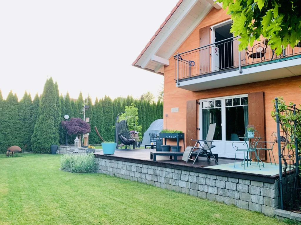 Stilvolles Wohnen in Tiefenbach: Großzügiges Haus mit Garten, Pool, Sauna und PV-Anlage