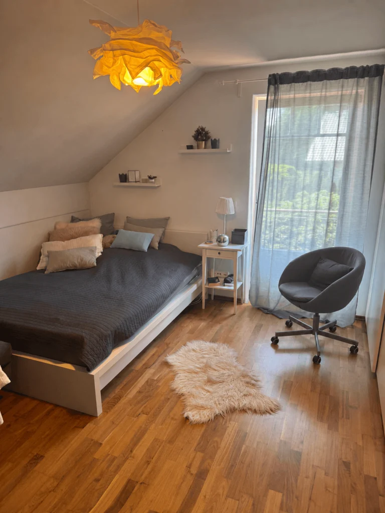 Stilvolles Wohnen in Tiefenbach: Großzügiges Haus mit Garten, Pool, Sauna und PV-Anlage