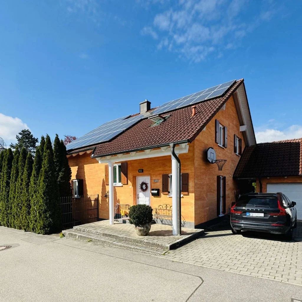 Stilvolles Wohnen in Tiefenbach: Großzügiges Haus mit Garten, Pool, Sauna und PV-Anlage