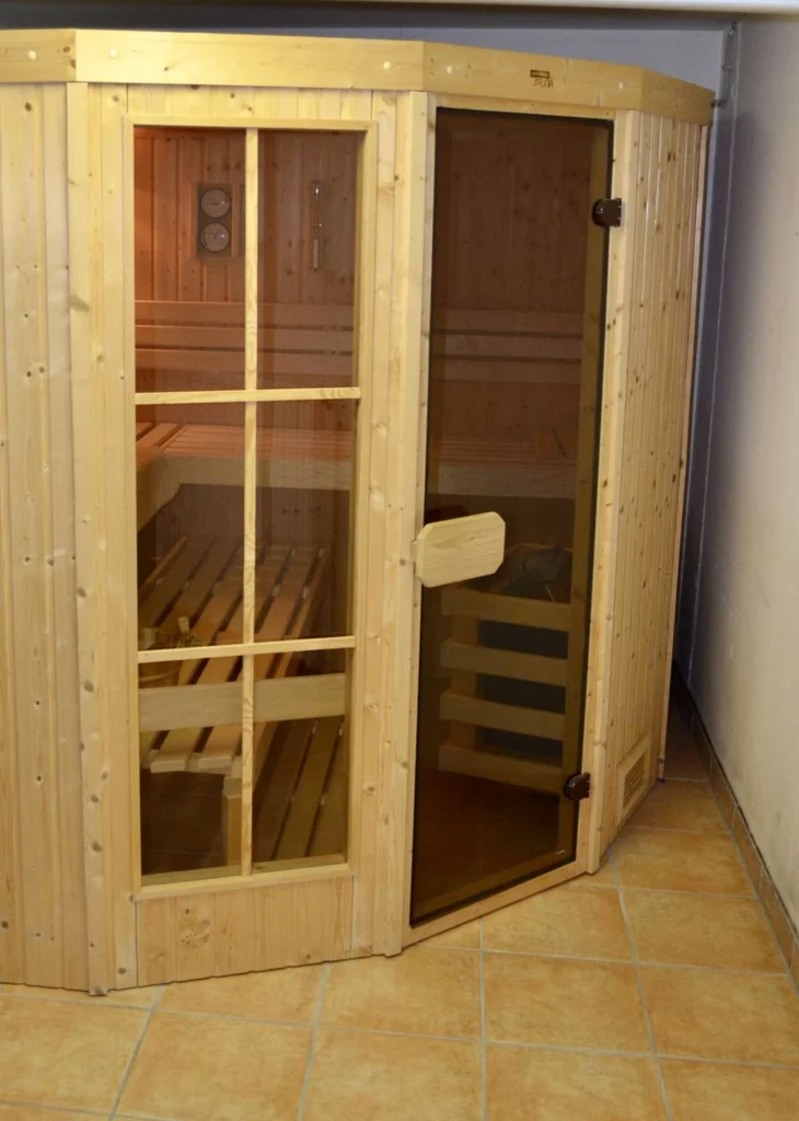 Stilvolles Wohnen in Tiefenbach: Großzügiges Haus mit Garten, Pool, Sauna und PV-Anlage