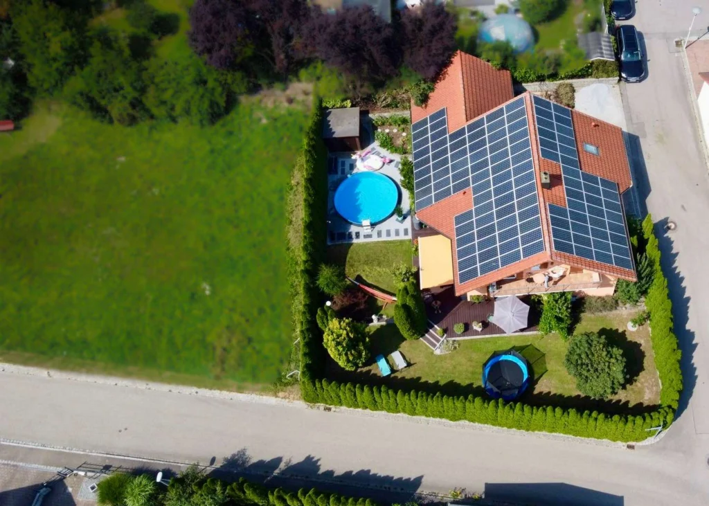 Stilvolles Wohnen in Tiefenbach: Großzügiges Haus mit Garten, Pool, Sauna und PV-Anlage
