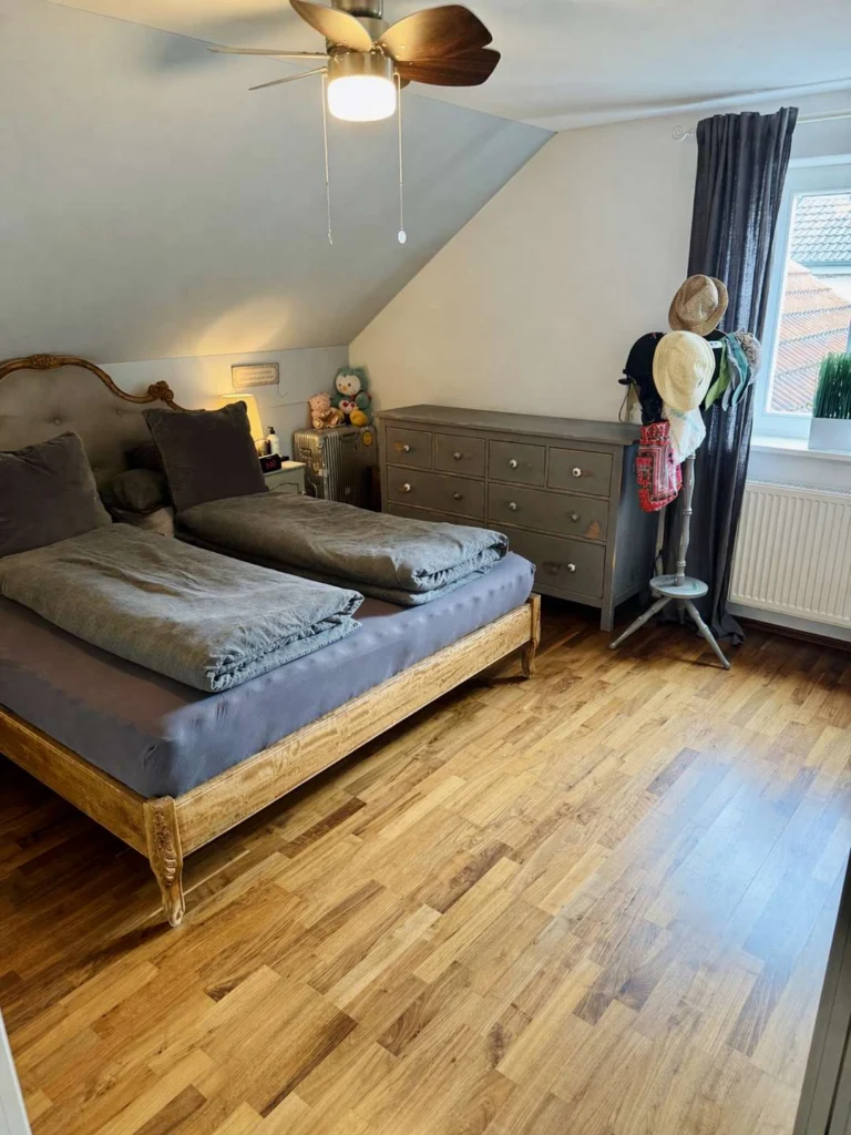 Stilvolles Wohnen in Tiefenbach: Großzügiges Haus mit Garten, Pool, Sauna und PV-Anlage