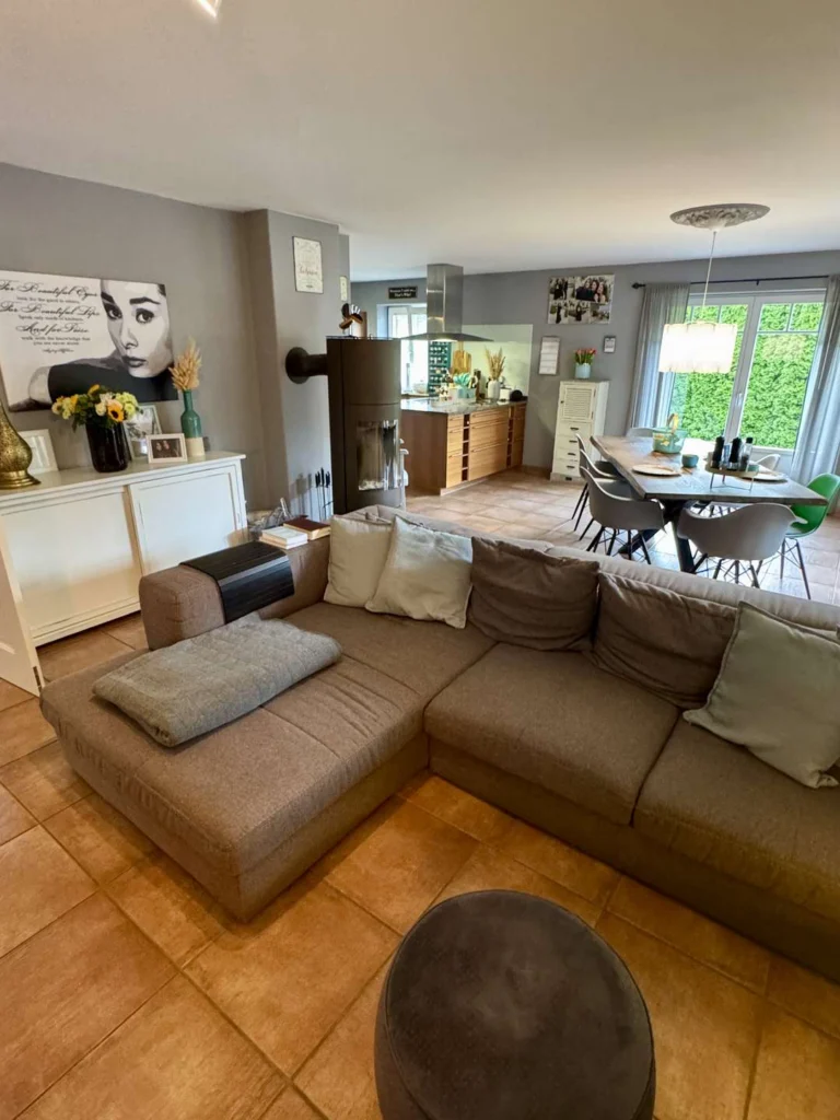 Stilvolles Wohnen in Tiefenbach: Großzügiges Haus mit Garten, Pool, Sauna und PV-Anlage