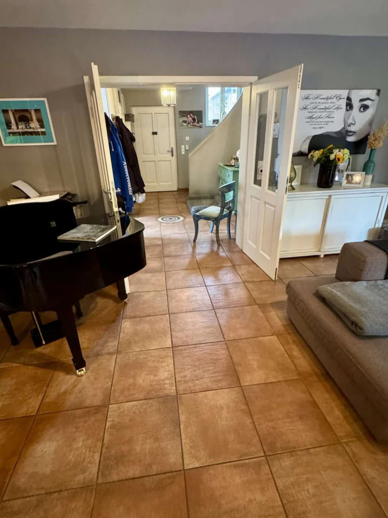 Stilvolles Wohnen in Tiefenbach: Großzügiges Haus mit Garten, Pool, Sauna und PV-Anlage