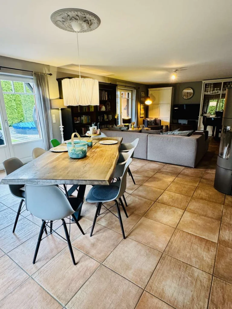 Stilvolles Wohnen in Tiefenbach: Großzügiges Haus mit Garten, Pool, Sauna und PV-Anlage