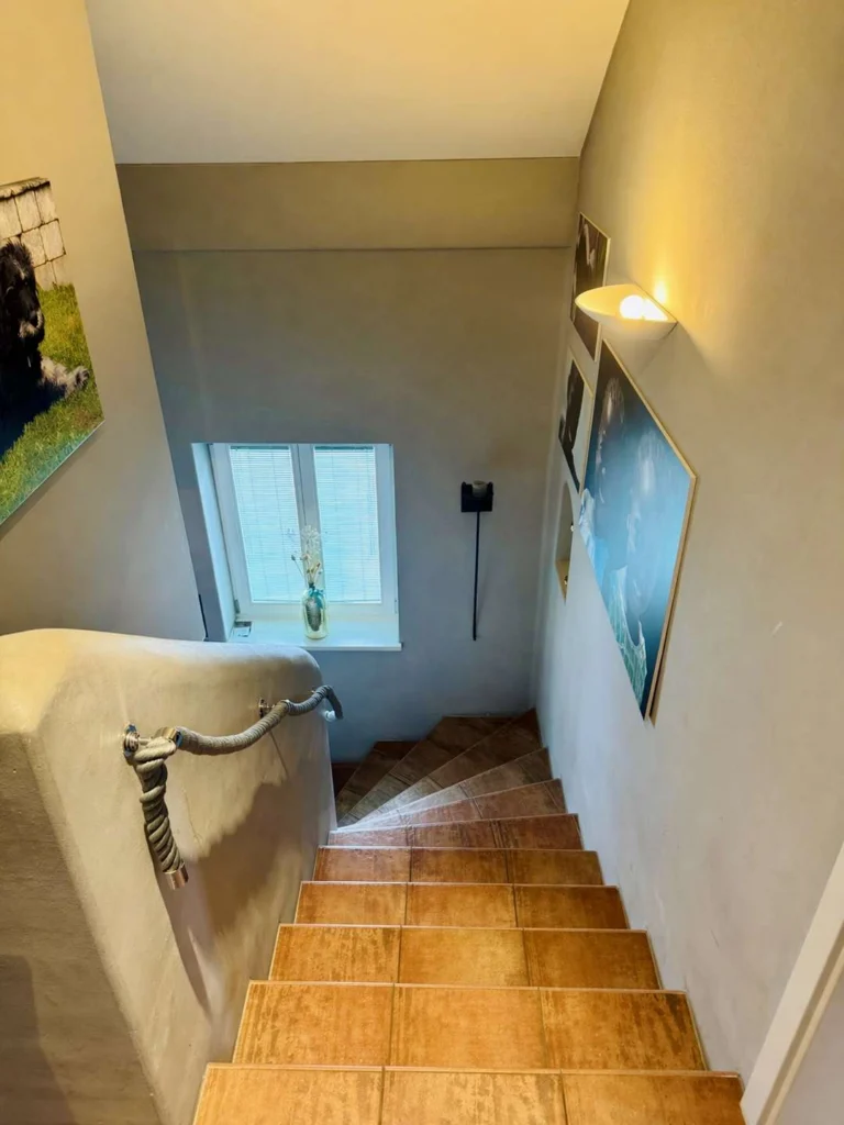 Stilvolles Wohnen in Tiefenbach: Großzügiges Haus mit Garten, Pool, Sauna und PV-Anlage
