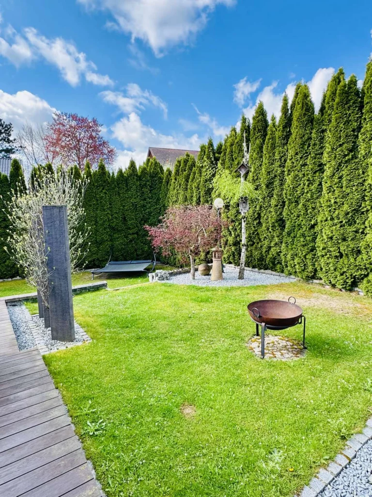 Stilvolles Wohnen in Tiefenbach: Großzügiges Haus mit Garten, Pool, Sauna und PV-Anlage