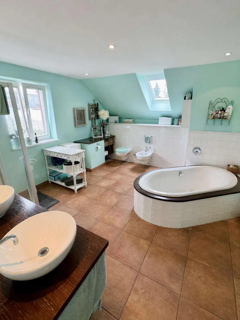 Stilvolles Wohnen in Tiefenbach: Großzügiges Haus mit Garten, Pool, Sauna und PV-Anlage