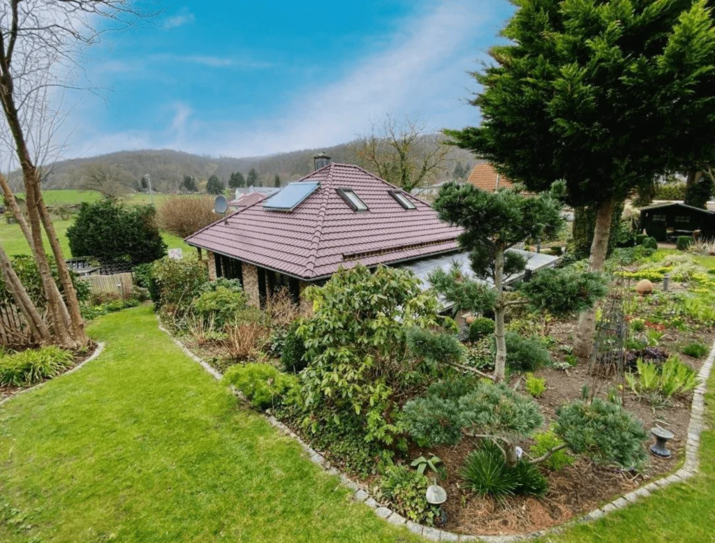 Moderner Wohntraum mit Pool und Gartenoase